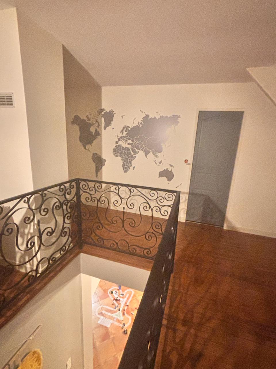 Mur après impression carte du monde