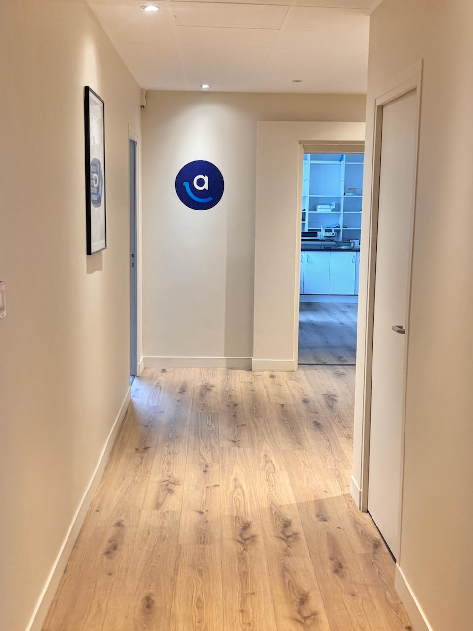 Mur professionnel après impression logo